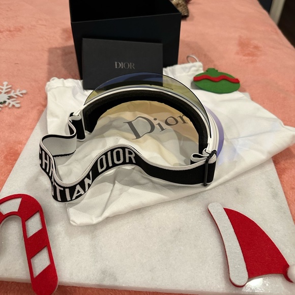 The blue mirror visor protects against UVA and UVB rays. - Picture 8 of 8